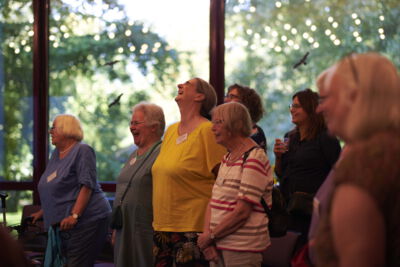 Viele Frauen lachen miteinander