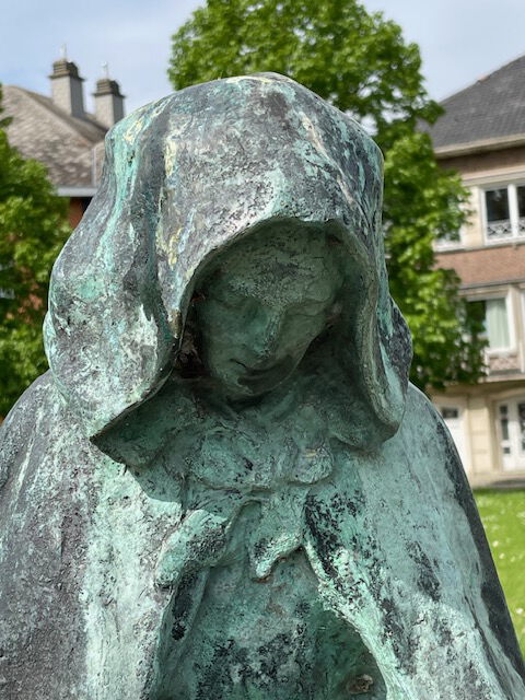 Kleine Beginenstatue vor dem Beginenhof in Aarschot. Der Beginenhof in der belgischen Provinz Flämisch-Brabant ist fragmentarisch erhalten.