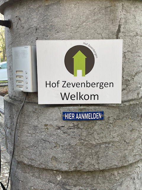 Hof Zevenbergen in Ranst, Belgien. Idyllisch gelegene Unterkunft. Zum Waldbaden mit Brigitte spazieren wir einfach vors Haus.