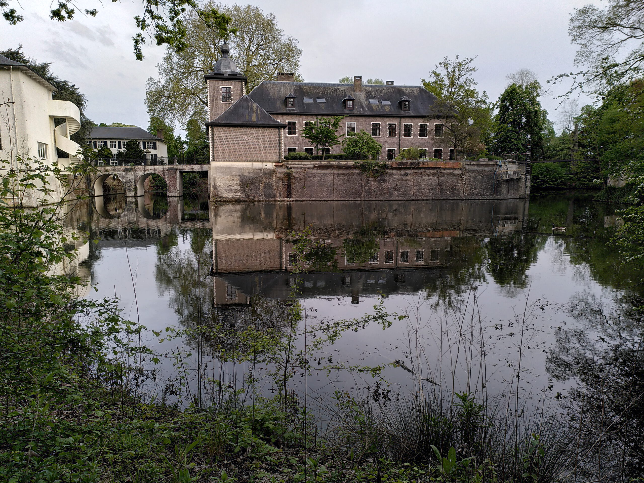 Wasserschloss Hof Zevenbergen in Ranst, Belgien. Wasser, Wald, Stille und Gemeinschaft.